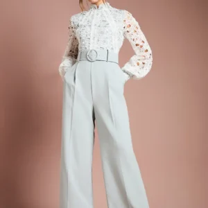 Eleganter Jumpsuit mit Organza-Spitze, Gürtel und langen Ärmeln