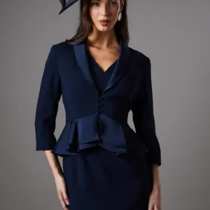 Taillierter Blazer aus Satin-Crêpe mit Peplum-Saum
