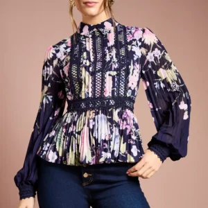 Geblümte Bluse mit Spitzenbesatz und Plissee aus Georgette