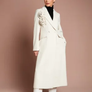 Langer Anlassmantel mit Blumenapplikation an der Schulter in Beige