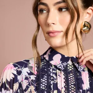 Alternative view of Geblümte Bluse mit Spitzenbesatz und Plissee aus Georgette